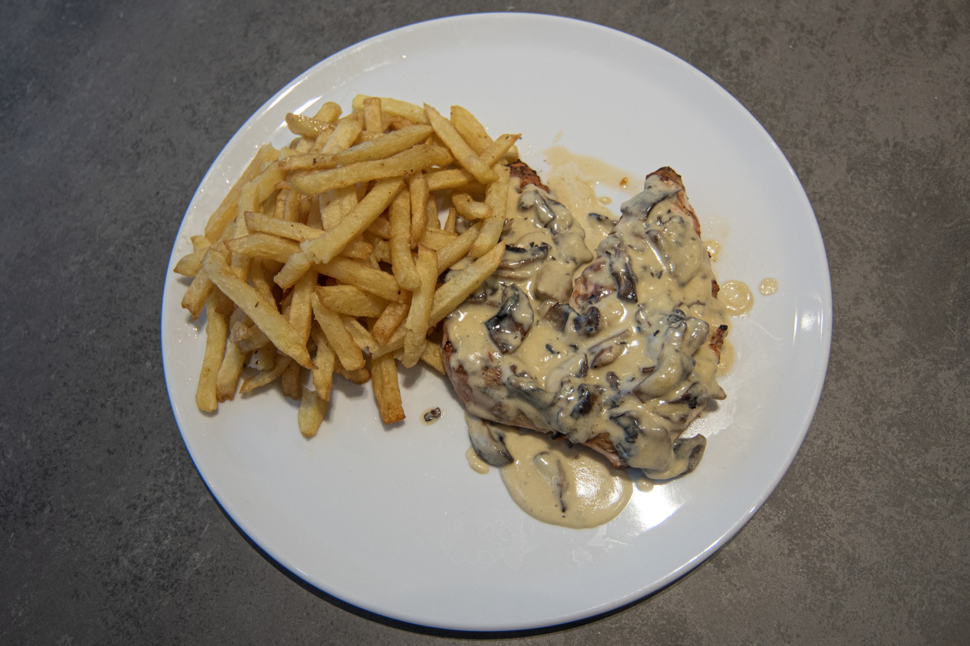 Φιλέτο μοσχαρίσιο στη σχάρα με σάλτσα μανιταριών τρούφας και ψητά λαχανικά